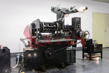 紅上光工廠生產設備1-深圳不干膠貼紙